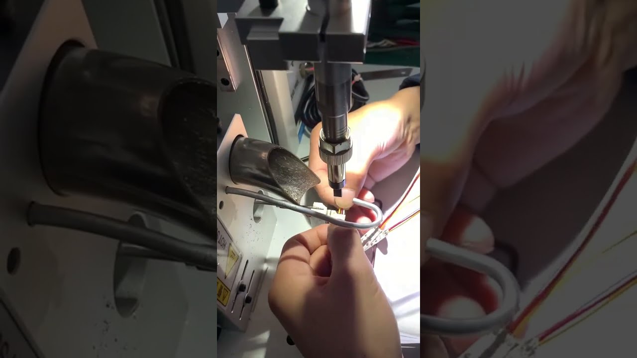 Полуавтоматическая паяльная машина: реальная работа на заводе #пайка #зачисткапроводов #автоматизация