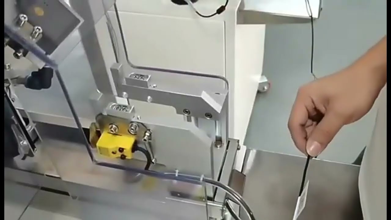Автоматическая машина для наклейки флажков на жгуты проводов USB-наушников с самоклеящимися этикетками