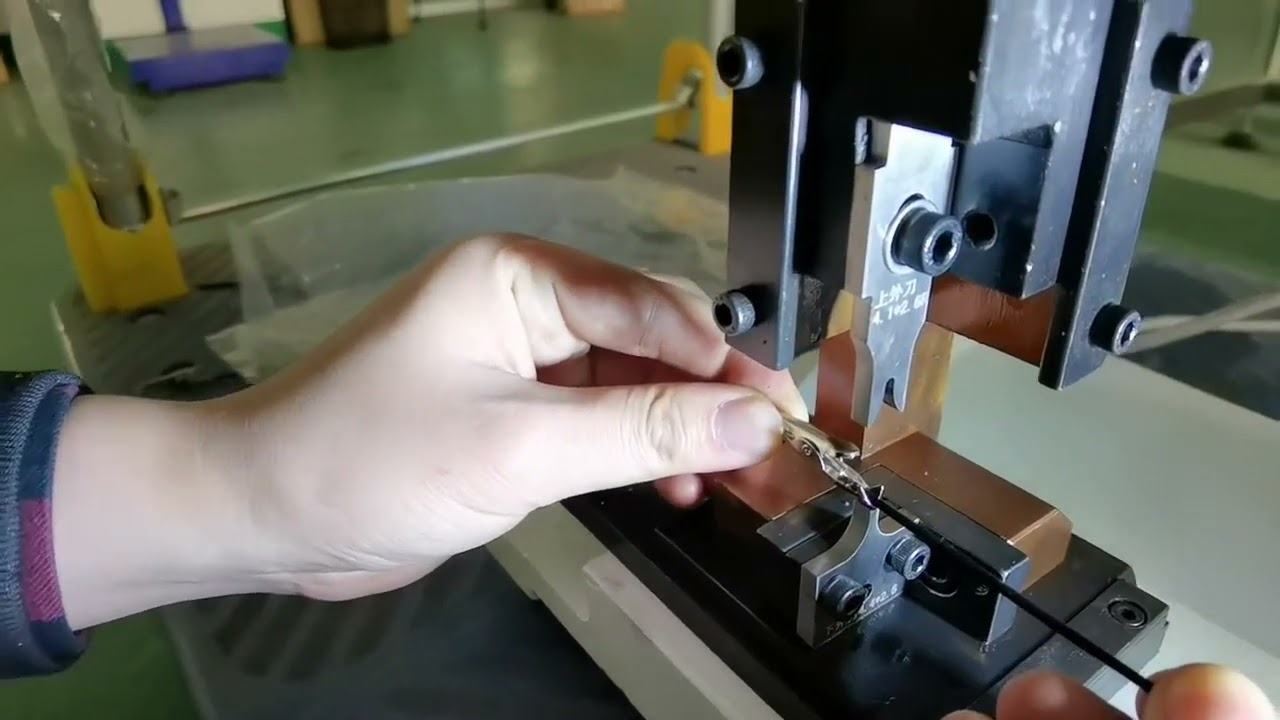 2T терминальная обжимная машина с одинарной матрицей — реальная работа оборудования