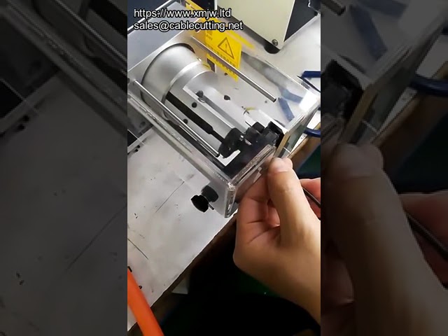 Полуавтоматический станок для зачистки коаксиального кабеля